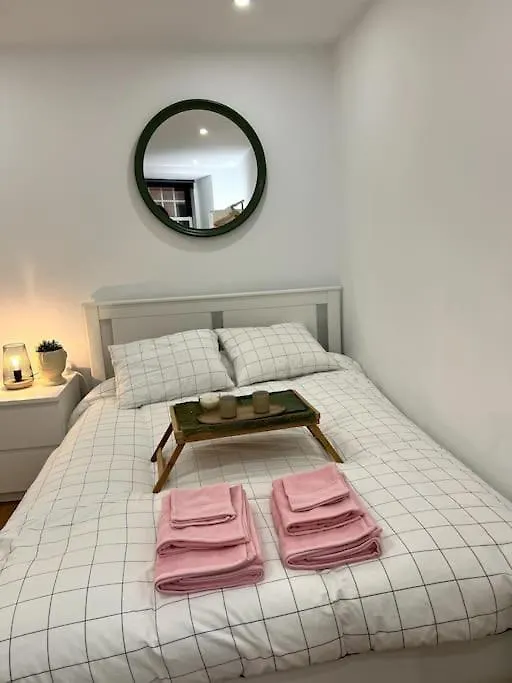 Luxury Artistic Digital Nomad Getaway W/ Terrace Apartment Lisbon