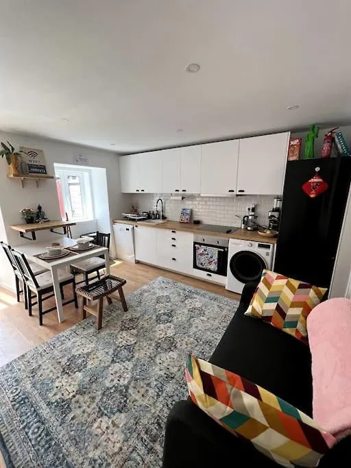 Luxury Artistic Digital Nomad Getaway W/ Terrace Apartment Lisbon