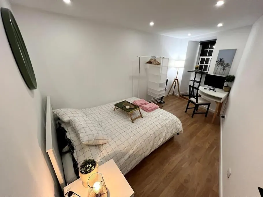Luxury Artistic Digital Nomad Getaway W/ Terrace Apartment Lisbon